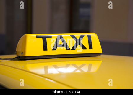 Taxi jaune sur le dessus de la voiture Banque D'Images