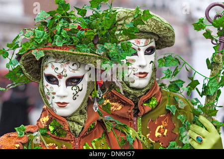 Carnival participant dans les masques et les costumes de fantaisie volto , Plazza San Marco, Venise, Italie Banque D'Images