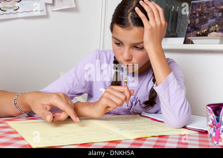 Aider les parents à faire ses devoirs d'écolière Banque D'Images