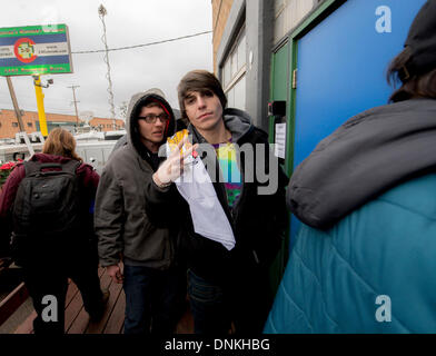 Denver, Colorado, États-Unis. 06Th Jan, 2014. Flux de clients en 3-D (Denver) Dispensaire discret -- un magasin au détail titulaires de la marijuana avec une facilité de culture sur place -- de participer à la première vente de la marijuana légale pour les adultes. Crédit : Brian Cahn/ZUMAPRESS.com/Alamy Live News Banque D'Images