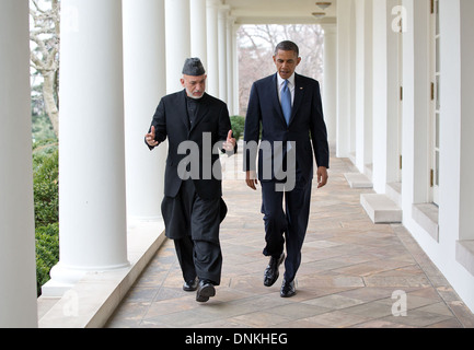 Le président américain Barack Obama marche avec le Président Hamid Karzai de l'Afghanistan le long de la Colonnade de la Maison Blanche après leur réunion dans le bureau ovale le 11 janvier 2013 à Washington, DC. Banque D'Images