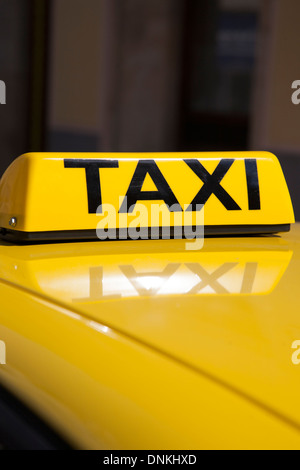 Taxi jaune sur le dessus de la voiture Banque D'Images