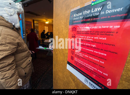 Denver, Colorado, États-Unis. 06Th Jan, 2014. Flux de clients en 3-D (Denver) Dispensaire discret -- un magasin au détail titulaires de la marijuana avec une facilité de culture sur place -- de participer à la première vente de la marijuana légale pour les adultes. Crédit : Brian Cahn/ZUMAPRESS.com/Alamy Live News Banque D'Images