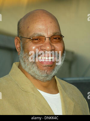 Photos de fichier : l'acteur James Avery (nov. 27, 1948 - Dec 31, 2013) le plus connu pour son rôle de "Philip Banks' sur l'émission de télévision 'Fresh Prince de Bel-Air' et la voix de Shredder dans l'original Teenage Mutant Ninja Turtles de séries télévisées. Avery est décédé à Los Angeles à la suite de complications après la chirurgie. Sur la photo : le 27 avril 2004 - Glendale, Californie, États-Unis - acteur James Avery à l'ouverture qui a eu lieu à un Cavalia grande tente. (Crédit Image : Photo : Lisa O'Connor/ZUMAPRESS.com/Alamy Live News) Banque D'Images