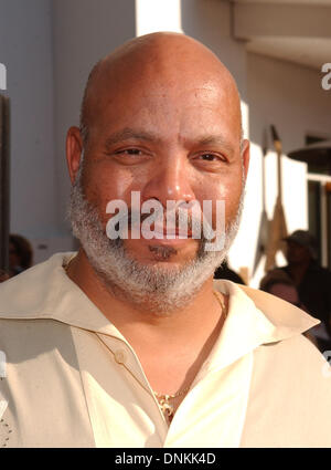 Photos de fichier : l'acteur James Avery (nov. 27, 1948 - Dec 31, 2013) le plus connu pour son rôle de "Philip Banks' sur l'émission de télévision 'Fresh Prince de Bel-Air' et la voix de Shredder dans l'original Teenage Mutant Ninja Turtles de séries télévisées. Avery est décédé à Los Angeles à la suite de complications après la chirurgie. Sur la photo : 03 octobre 2004 - Universal City, Californie, États-Unis - Acteur JAMES AVERY au 'élever votre voix" Los Angeles Premiere tenue à l'hôtel Loews Universal City 18 Théâtre. (Crédit Image : Crédit : Paul Fenton/ZUMAPRESS.com/Alamy Live News) Banque D'Images