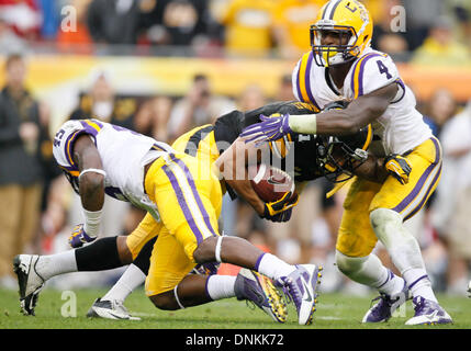 Tampa, Floride, USA. 1er janvier 2014. EVE EDELHEIT | Iowa Hawkeyes fois.Kevonte Martin-Manley wide receiver (11) est abordé par LSU Tigers d'utiliser de nouveau Alfred Blue (4) au cours de l'Outback Bowl entre l'Université de l'Iowa et Louisiana State University at Raymond James Stadium, 1 janvier 2014, à Tampa. Credit : Eve Edelheit/Tampa Bay Times/ZUMAPRESS.com/Alamy Live News Banque D'Images