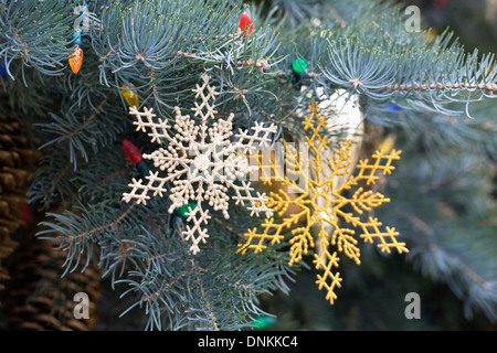 L'or et l'argent des flocons décoratifs sur un arbre de Noël. Banque D'Images