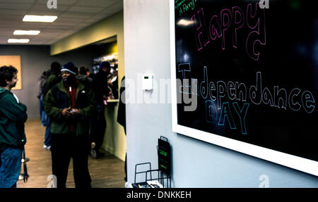 Denver, Colorado, États-Unis. 06Th Jan, 2014. Les clients attendent au dispensaire de l'homme médecin d'acheter les produits de la marijuana sur le premier jour d'une licence de vente de loisirs pour adultes. Crédit : Brian Cahn/ZUMAPRESS.com/Alamy Live News Banque D'Images