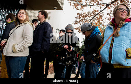 Denver, Colorado, États-Unis. 06Th Jan, 2014. Les clients attendre en ligne à l'extérieur de l'homme médecine dispensaire pour acheter des produits sur le premier jour d'une licence de vente de loisirs pour adultes. Crédit : Brian Cahn/ZUMAPRESS.com/Alamy Live News Banque D'Images