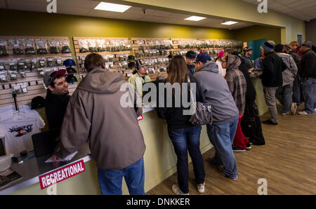 Denver, Colorado, États-Unis. 06Th Jan, 2014. Les clients achètent les produits de la marijuana au dispensaire de l'homme médecin le premier jour d'une licence de vente de loisirs pour adultes. Crédit : Brian Cahn/ZUMAPRESS.com/Alamy Live News Banque D'Images