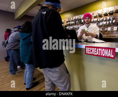 Denver, Colorado, États-Unis. 06Th Jan, 2014. Les clients achètent les produits de la marijuana au dispensaire de l'homme médecin le premier jour d'une licence de vente de loisirs pour adultes. Crédit : Brian Cahn/ZUMAPRESS.com/Alamy Live News Banque D'Images