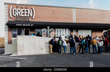 Denver, Colorado, États-Unis. 06Th Jan, 2014. Les gens attendent d'entrer dans la solution écologique pour l'achat de produits de la marijuana dispensaire le premier jour d'une licence de vente de loisirs pour adultes. Crédit : Brian Cahn/ZUMAPRESS.com/Alamy Live News Banque D'Images