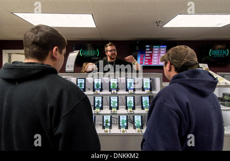 Denver, Colorado, États-Unis. 06Th Jan, 2014. Les gens magasinent pour les produits de la marijuana au dispensaire de Solution verte le premier jour d'une licence de vente de loisirs pour adultes. Crédit : Brian Cahn/ZUMAPRESS.com/Alamy Live News Banque D'Images