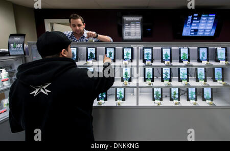 Denver, Colorado, États-Unis. 06Th Jan, 2014. Points d'un client à une souche il aimerait essayer le dispensaire Solution verte le premier jour d'une licence de vente de loisirs pour adultes. Crédit : Brian Cahn/ZUMAPRESS.com/Alamy Live News Banque D'Images