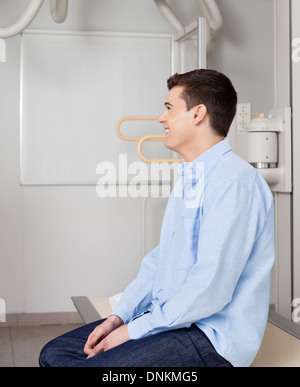 L'homme dans la salle de radiologie Banque D'Images