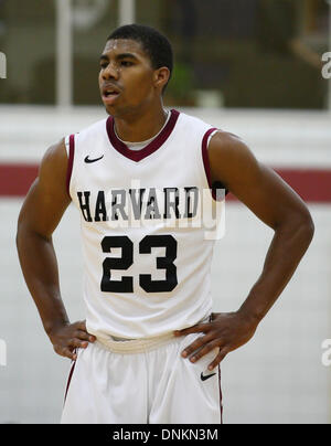 Boston, Massachusetts, USA. 1er janvier 2014. 1 janvier, 2014 ; Harvard Crimson guard/avant Wesley Saunders (23) au cours de la jeu de basket-ball de NCAA entre le Boston College Eagles et Harvard Crimson à Lavietes Pavilion. Défait Harvard Boston College 73-58. Anthony Nesmith/CSM/Alamy Live News Banque D'Images