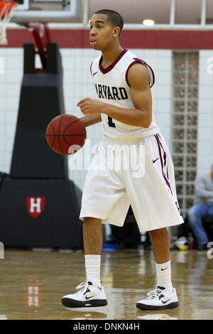 Boston, Massachusetts, USA. 1er janvier 2014. 1 janvier, 2014 ; Harvard Crimson guard Siyani Chambers (1) avec la balle pendant le jeu de basket-ball de NCAA entre le Boston College Eagles et Harvard Crimson à Lavietes Pavilion. Défait Harvard Boston College 73-58. Anthony Nesmith/CSM/Alamy Live News Banque D'Images