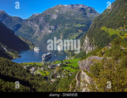 Vue sur le village de Geiranger et Geirangerfjord depuis le mont Dalsnibba montrant les navires de croisière, Norway, Scandinavia, Europe Banque D'Images