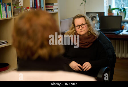 Stuttgart, Allemagne. 29 nov., 2013. Le psychothérapeute Suzanne Aksümer (R) parle à un client turc à l'établissement psychiatrique ambulatoire' ministère (PIA) à l'Rudolf-Sophien-Stift rehabilitation centre à Stuttgart, Allemagne, 29 novembre 2013. Photo : MARIJAN MURAT/dpa/Alamy Live News Banque D'Images