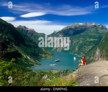 Les navires de croisière dans le Geirangerfjord, More og Romsdal (Norvège) Banque D'Images