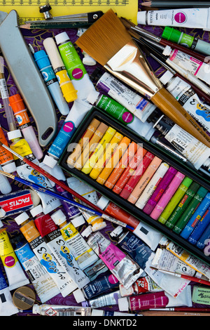 Le matériel artistique. Les tubes de peinture, pinceaux, pastels, craies, crayons Banque D'Images