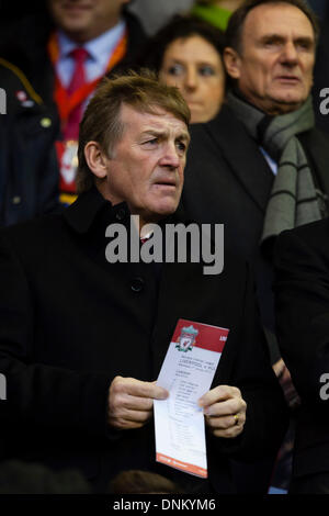 Liverpool, Royaume-Uni. 06Th Jan, 2014. Ex joueur et manager de Liverpool Kenny Dalglish tenant une feuille d'équipe avant la Premier League match entre Liverpool et Hull City d'Anfield. Dalglish's ancien coéquipier Phil Thompson est sur la droite de la photo. © Plus Sport Action/Alamy Live News Banque D'Images