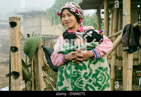 Tribu Akha woman with baby , Nambo , village , au Laos Muang Sing Banque D'Images