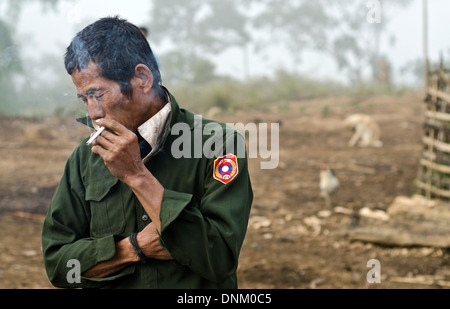 L'homme de la tribu Akha , Nambo , village , au Laos Muang Sing Banque D'Images