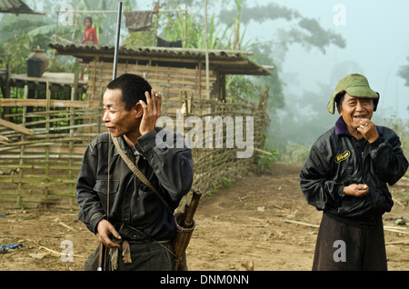 Les hommes de la tribu Akha , Nambo , village , au Laos Muang Sing Banque D'Images