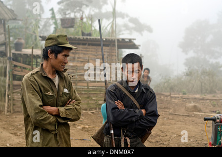 Les hommes de la tribu Akha , Nambo , village , au Laos Muang Sing Banque D'Images