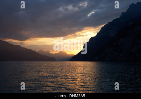 Walenstedt, Suisse, coucher du soleil et au crépuscule au lac de Walenstadt Banque D'Images