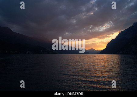 Walenstedt, Suisse, coucher du soleil et au crépuscule au lac de Walenstadt Banque D'Images