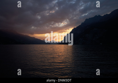 Walenstedt, Suisse, coucher du soleil et au crépuscule au lac de Walenstadt Banque D'Images