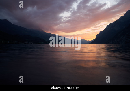 Walenstedt, Suisse, coucher du soleil et au crépuscule au lac de Walenstadt Banque D'Images