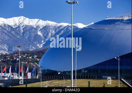 Sochi, Russie. 25Th Dec 2013. Vue extérieure du dôme de glace de Bolshoy du Parc olympique à Sotchi, Russie, 17 décembre 2013. Sotchi accueillera les Jeux Olympiques d'hiver du 07 au 23 février 2014. Photo : Jens Buettner/dpa/Alamy Live News Banque D'Images
