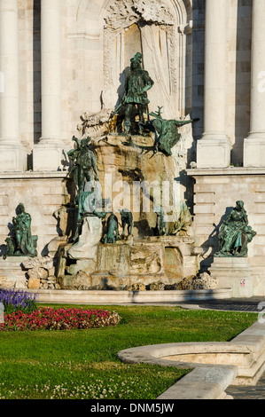 Vue de Budapest, Hongrie. Le roi Matyas Fontaine, cour du Palais Royal, conçu par Alajos Strobl en 1904. Banque D'Images