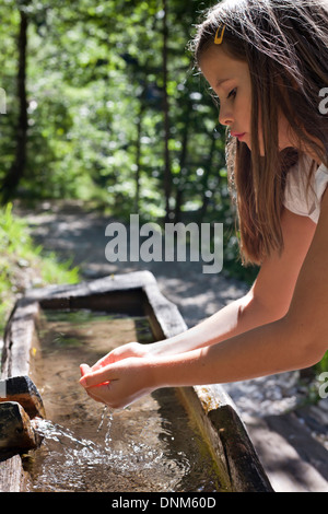 L'eau douce potable de fille. Alpes slovènes. Banque D'Images