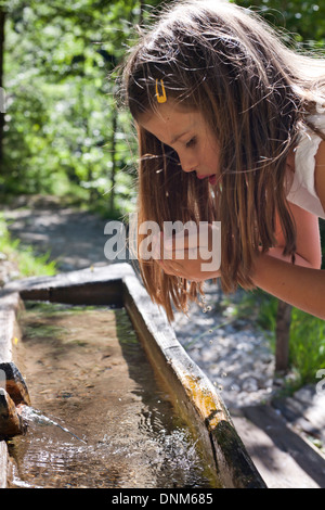 L'eau douce potable de fille. Alpes slovènes. Banque D'Images