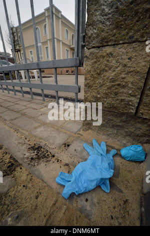 Prague, République tchèque. 2 janvier 2014. Enquête de police près de la résidence de l'ambassadeur Palestinien en République tchèque Jamal Al Jamal. L'ambassadeur est décédé des suites d'une explosion dans son appartement à Prague-Suchdol diplomatique le 1er janvier 2014. L'explosion a été causée par la manipulation d'un inexpert en sécurité dans le salon en fonction de l'enquête. Le siège de la future ambassade palestinienne est vue à l'arrière-plan à gauche. (Photo/CTK Michal Dolezal/Alamy Live News) Banque D'Images