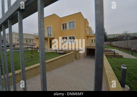 Prague, République tchèque. 2 janvier 2014. Enquête de police près de la résidence de l'ambassadeur Palestinien en République tchèque Jamal Al Jamal. L'ambassadeur est décédé des suites d'une explosion dans son appartement à Prague-Suchdol diplomatique le 1er janvier 2014. L'explosion a été causée par la manipulation d'un inexpert en sécurité dans le salon en fonction de l'enquête. (Photo/CTK Michal Dolezal/Alamy Live News) Banque D'Images