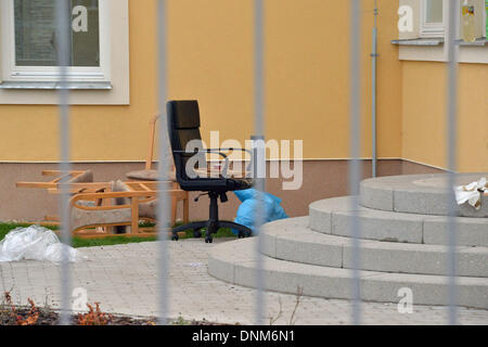 Prague, République tchèque. 2 janvier 2014. Enquête de police près de la résidence de l'ambassadeur Palestinien en République tchèque Jamal Al Jamal. L'ambassadeur est décédé des suites d'une explosion dans son appartement à Prague-Suchdol diplomatique le 1er janvier 2014. L'explosion a été causée par la manipulation d'un inexpert en sécurité dans le salon en fonction de l'enquête. (Photo/CTK Michal Dolezal/Alamy Live News) Banque D'Images