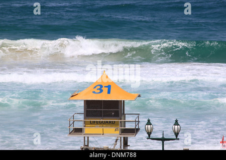 Une photographie d'un sauveteur tour à Broadbeach dans l'État du Queensland en Australie. manteaux or Banque D'Images