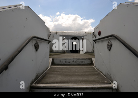 Escalier de l'avion. Old British Airways avion marches conduisent à une ancienne porte de l'avion Avro Shackleton Banque D'Images