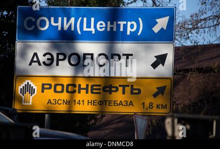 Sochi, Russie. 25Th Dec 2013. Signalisation sur la route d'accès au parc olympique à Sotchi, Russie, 17 décembre 2013. Sotchi accueillera les Jeux Olympiques d'hiver du 07 au 23 février 2014. Photo : Jens Buettner/dpa/Alamy Live News Banque D'Images