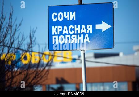 Sochi, Russie. 25Th Dec 2013. Signalisation sur la route d'accès au parc olympique à Sotchi, Russie, 17 décembre 2013. Sotchi accueillera les Jeux Olympiques d'hiver du 07 au 23 février 2014. Photo : Jens Buettner/dpa/Alamy Live News Banque D'Images