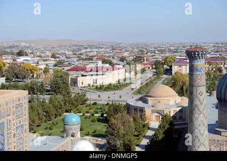 Tachkent. 2 Jan, 2014. La photo prise le 27 octobre 2013 affiche de la vue sur la ville de Samarkand Registan, Ouzbékistan. Le Registan est le cœur de la ville antique de Samarkand et il est composé de trois bâtiments distincts, y compris de Madrasa Ulugh Beg, Sher-Dor et Tilya-Kori Madrasah, Madrasah. Samarkand est la deuxième plus grande ville de l'Ouzbékistan et la capitale de la province de Samarqand. C'est une ancienne ville sur la route de la soie et d'un port de fusion des cultures du monde. Il est classé parmi les sites du patrimoine mondial par l'UNESCO en 2001. © Sadate/Xinhua/Alamy Live News Banque D'Images