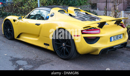 STUTTGART, ALLEMAGNE - 1 janvier 2014 : un nouveau prototype Porsche 918 Spyder est stationné dans les rues de sa ville natale de Stuttgart le 1 janvier, 2014 à Stuttgart, Allemagne. La Porsche 918 Spyder est dotée d''hybrid concept à l'aide d'un moteur V8 et deux moteurs électroniques, avec 887 chevaux au total, avec une consommation d'environ 3,3 litres par 100 kilomètres. Il sera vendu en édition limitée de 918 voitures, d'un coût d'environ 768,000 EUR chacune. Banque D'Images