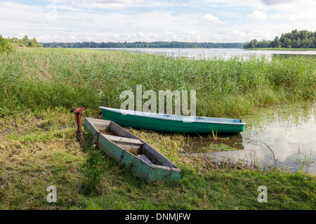 Deux vieux bateaux de pêche échoué sur une plage côtière dans la campagne Banque D'Images