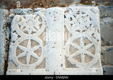 Haïti, île de Tilos, Inselhauptort Megalo Chorio, Stein vor dem verlassenen Kloster am Dorffriedhof Banque D'Images