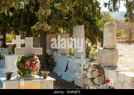 Haïti, île de Tilos, Megalo Chorio, Dorffriedhof Inselhauptort, rechts stehen Säulen von verfallenen Tempels Banque D'Images